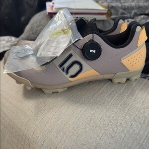 Five Ten Krestle Clipless Lavendar Shoes with BOA Dial System Sz 6 women